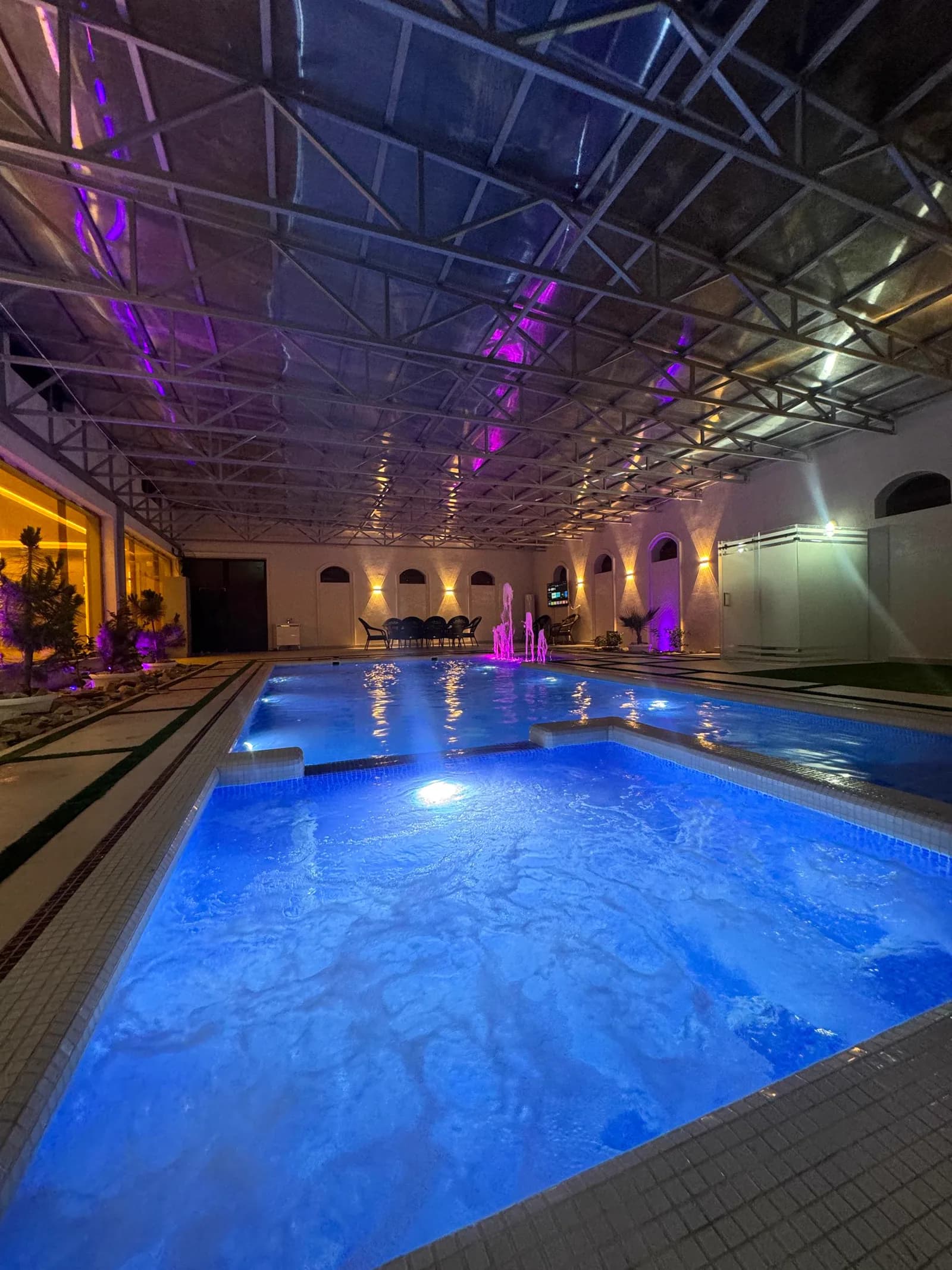 Real Villa Urgench hovuzining tungi ko‘rinishi